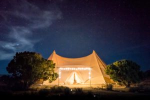 Czy warto skorzystać z namiotów na weselu, organizując ślub tematyczny?