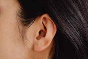 Jak pozbyć się odstających uszu?